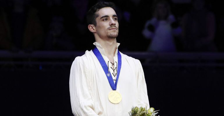 Javier Fernández, durante la ceremonia de las medallas