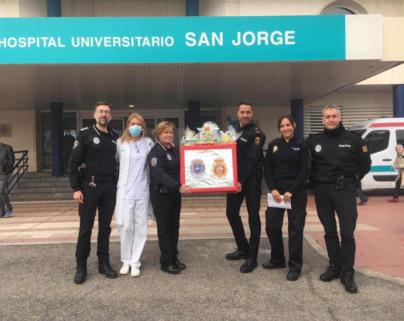 Policía Local y Policía Nacional con sus regalos para los niños del hospital