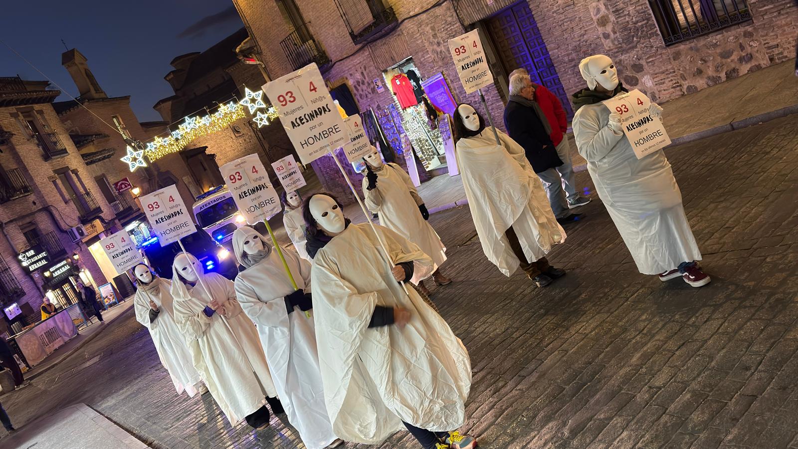 Más de 300 personas participan en la marcha de la plataforma 8M, con motivo del 25N en Toledo