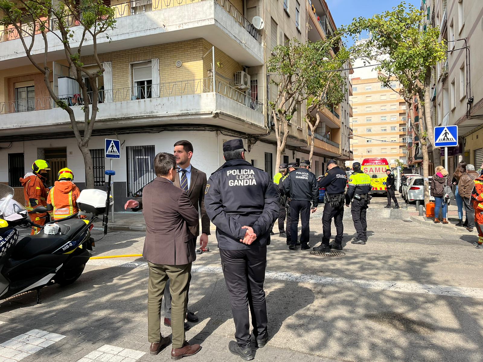 El alcalde de Gandia, José Manuel Prieto y Nacho Arnau, concejal de Seguridad en el lugar de la deflagración.