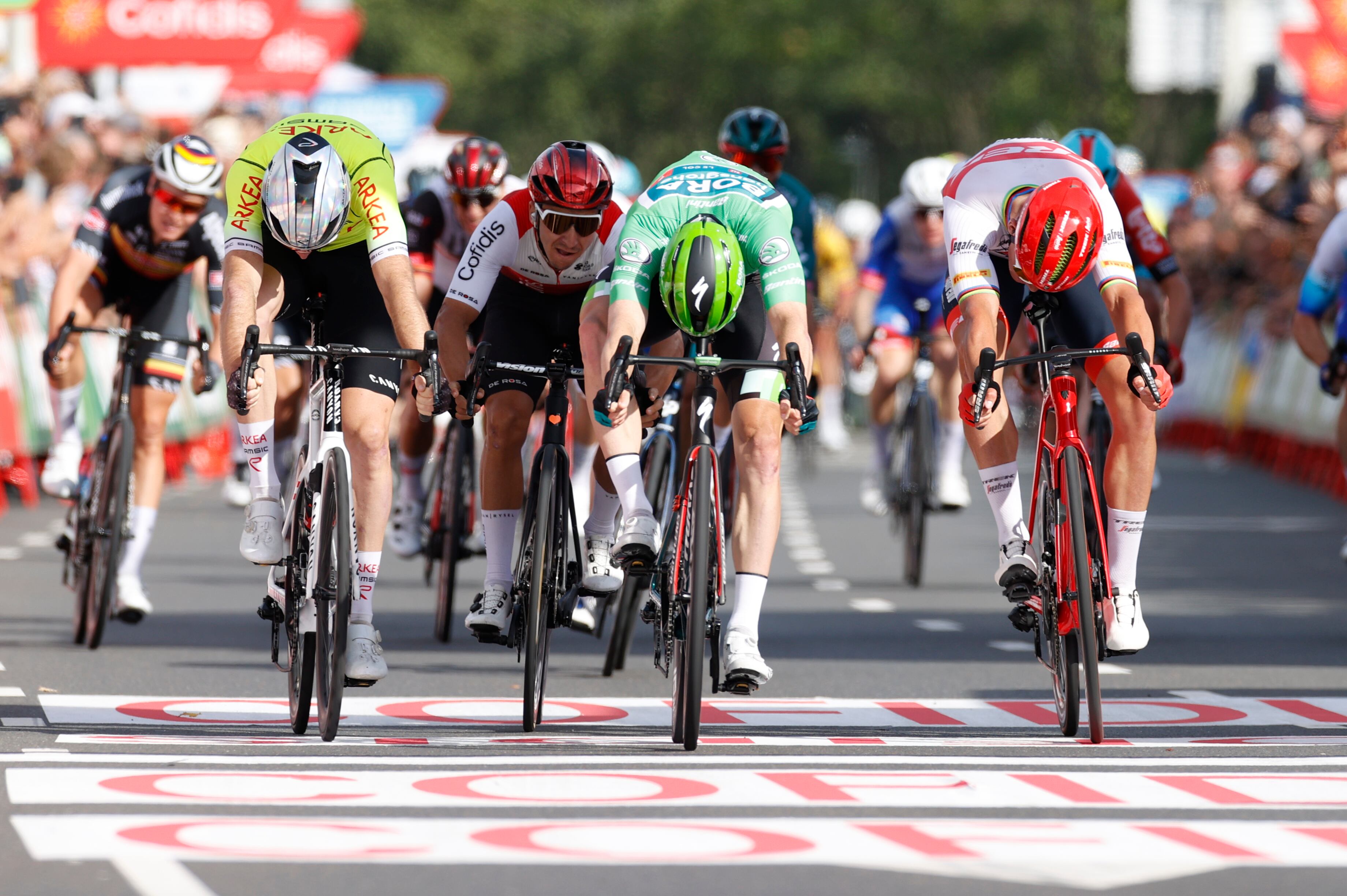 BREDA (PAÍSES BAJOS), 21/08/2022.- El corredor irlandés Sam Bennet (c), del equipo Bora-Hansgrohe, se impone en esprint de meta en la tercera etapa de la Vuelta a España 2022 este domingo, con 193,2 kms y final en Breda.- EFE/ Javier Lizón
