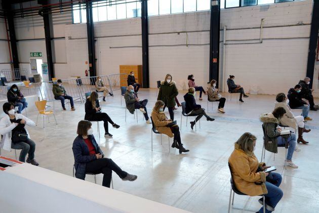 Profesionales sanitarios esperan recibir la vacuna en espacio de ferias de muestras habilitado en Pamplona.