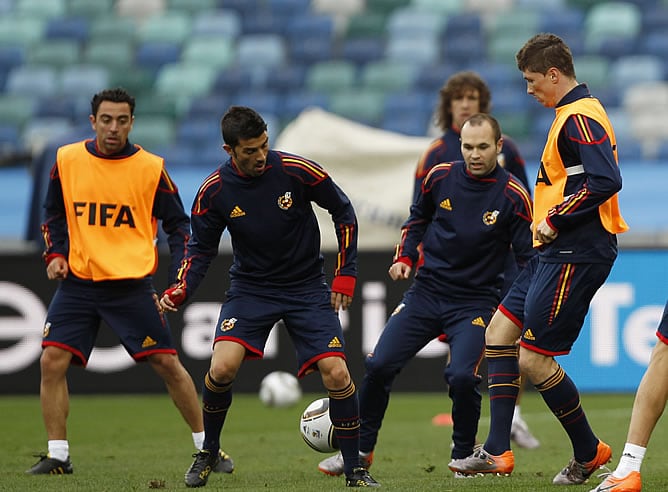 Iniesta se ejercita junto al resto de sus compañeros en el último entrenamiento de España ante de su debut en Sudáfrica