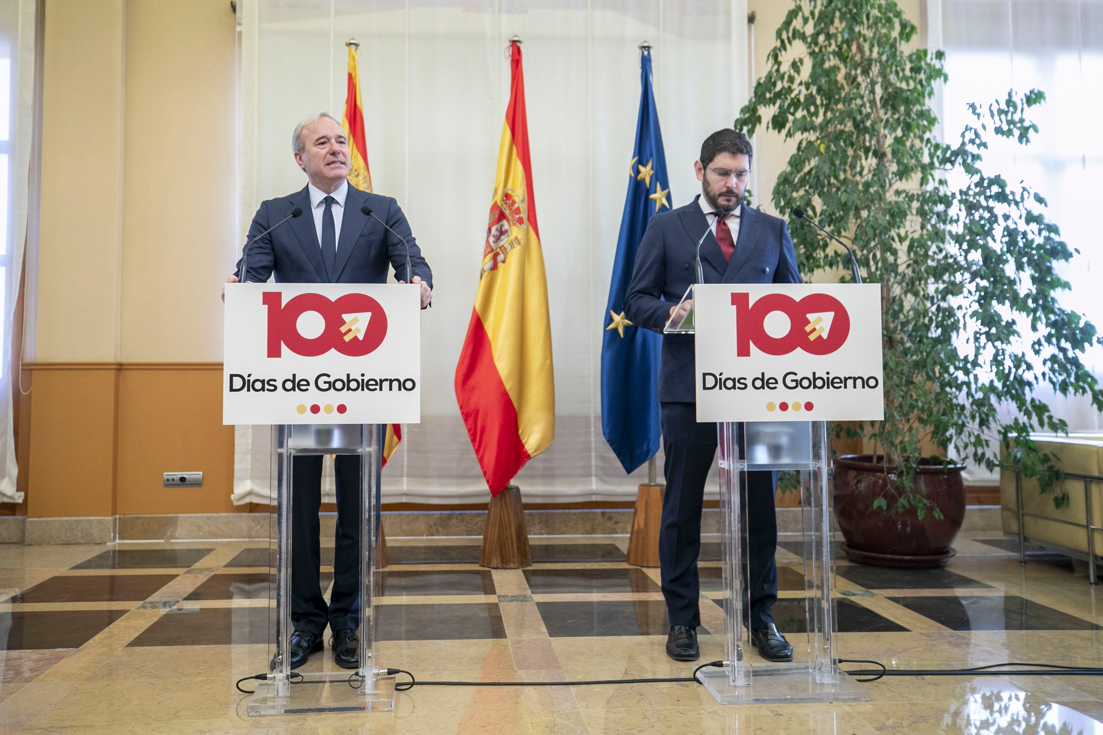 ZARAGOZA. 17/11/23.- El vicepresidente primero de Aragón, Alejandro Nolasco (d), en la rueda de prensa junto al presidente de la Comunidad, Jorge Azcón (i), para valorar los primeros cien días de gobierno de la coalición PP-Vox y en la que ha anunciado que el Gobierno de Aragón presentará el próximo lunes 19 de noviembre la solicitud para iniciar la tramitación parlamentaria para la derogación de la Ley de la Memoria Democrática.EFE/Javier Cebollada
