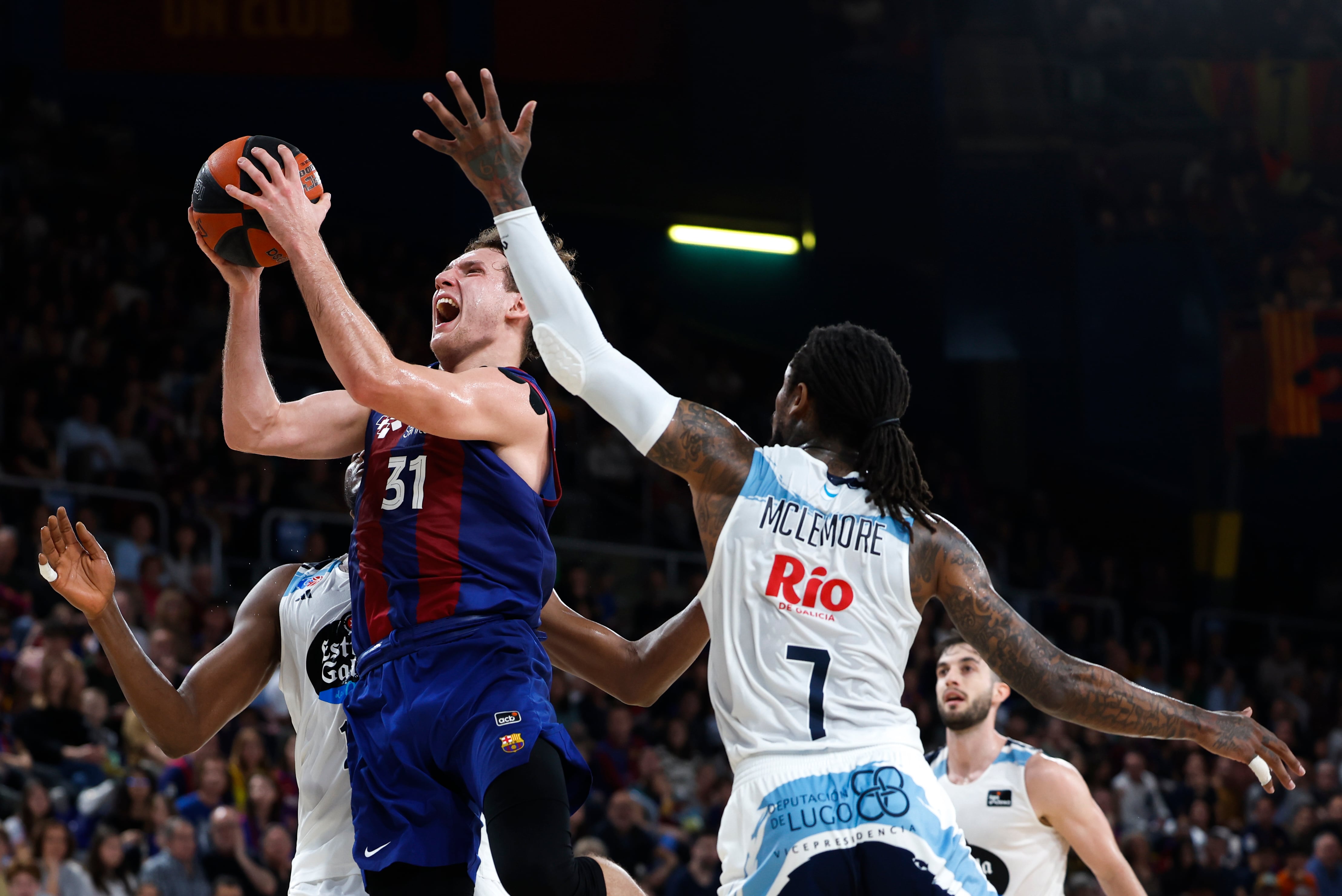 BARCELONA, 17/03/2024.-El jugador del Barcelona R. Jokubaitis, y el jugador del Río Breogán T. Nakic, durante el partido de la la jornada 25 de la Liga Endesa disputado en el Palau Blaugrana en Barcelona.-EFE/ Alberto Estévez
