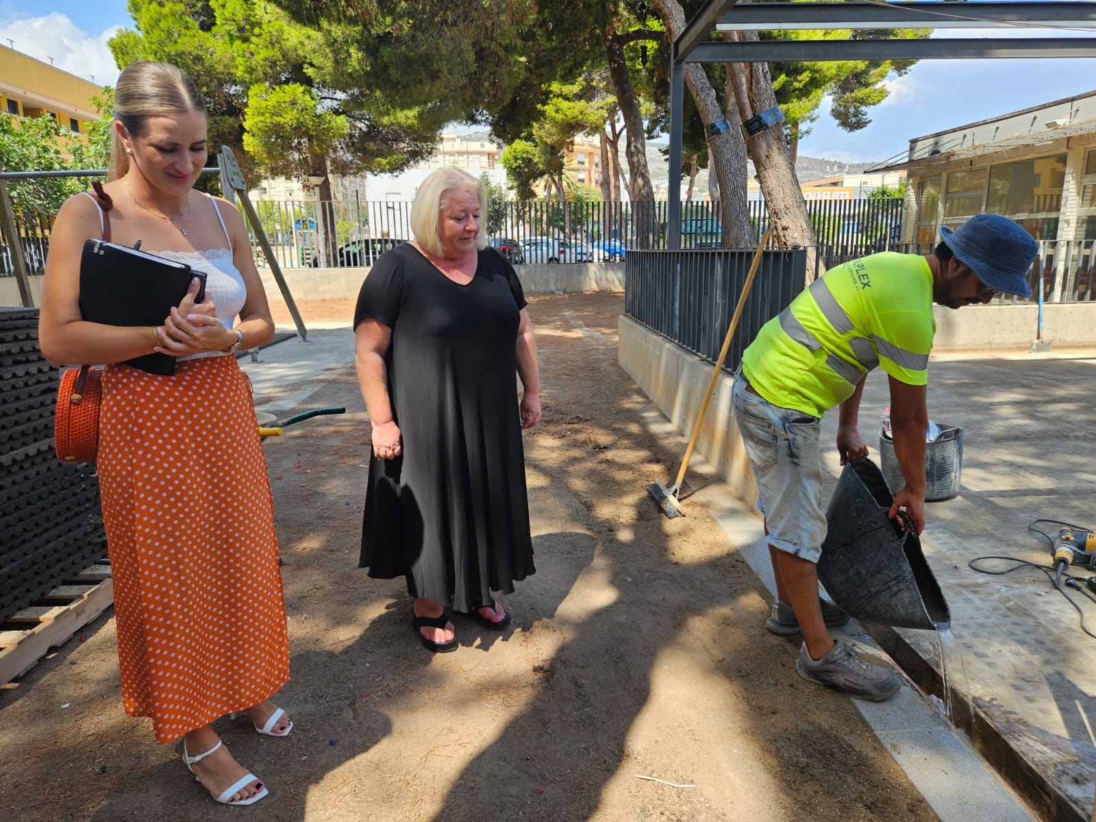 La Alcaldesa de Oropesa y la concejala de Educación con un obrero en el CEIP La Mediterrània