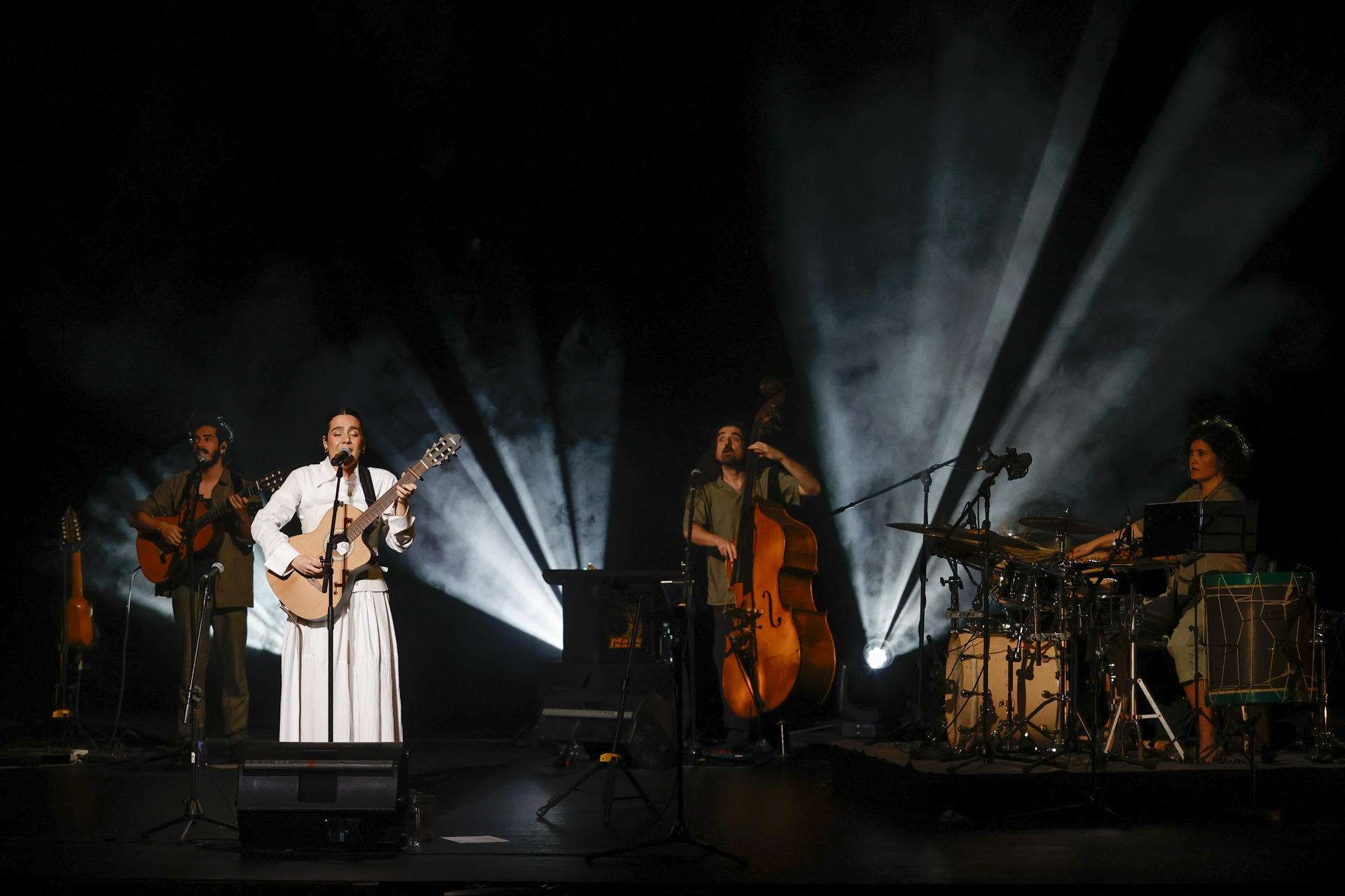 La aventura introspectiva de "Con cariño y con cuidado" dio el salto de álbum musical a gira, con un puñado de conciertos pendientes para su desenlace y con una parada para Valeria Castro en el teatro Jofre de Ferrol. EFE/Kiko Delgado.