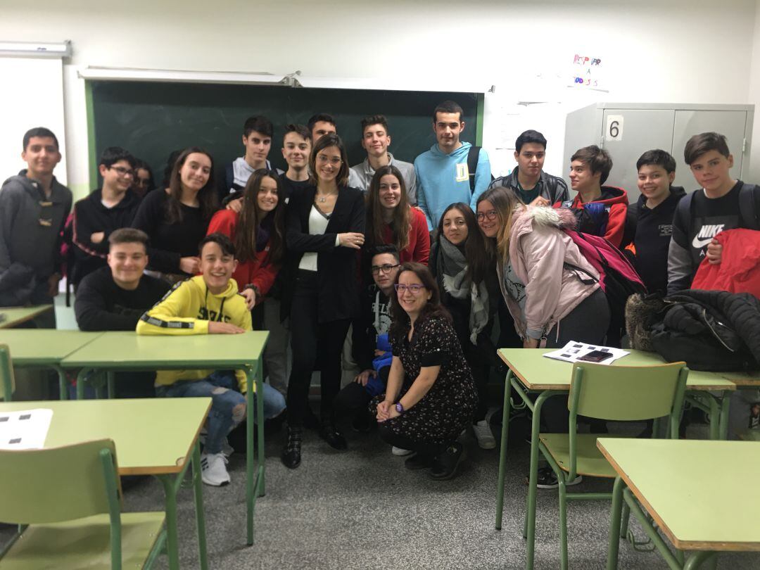 La directora de comunicación de Naturpellet con los alumnos del IE Ezequiel González