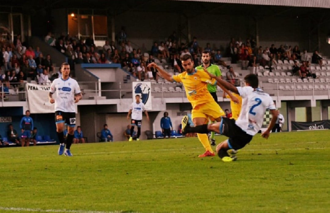 Instante en el que Rodri Alonso conecta su zurdazo para marcar el segundo del Compos