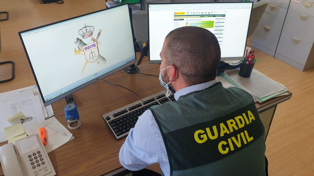 Un guardia civil miembro de los Equipos de Investigación Tecnológica de la Benemérita.