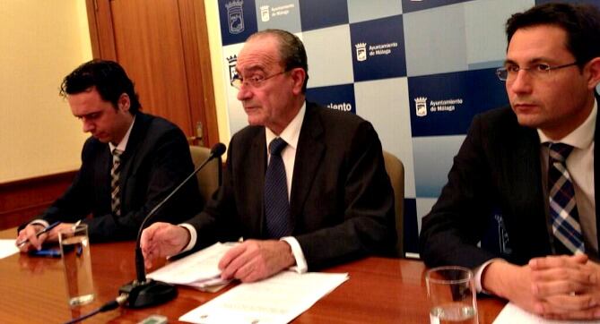 El alcalde de Málaga, Francisco de la Torre, mientras anunciaba que ampliaba el plazo de la oferta municipal en Limasa