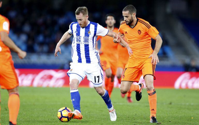 David Zurutuza disputa un balón con el centrocampista del Valencia Mario Suárez