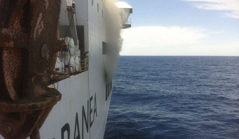 Fotografía facilitada por un viajero evacuado que muestra el incendio de un ferry de la compañía Acciona Trasmediterránea.