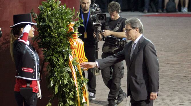 El presidente de la Generalitat, Artur Mas (d), durante la ofrenda floral en el Fossar de les Moreres, espacio emblemático del independentismo catalán que recuerda los caídos en el sitio a Barcelona de 1714, primero de los actos de celebración de la Diada de Cataluña.