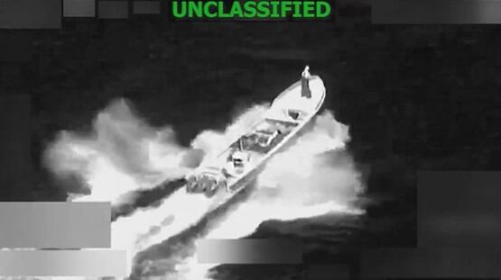 Captura de un video difundido en la cuenta en X @Southcom de un bote que fue destruido este viernes en el Pacífico oriental.