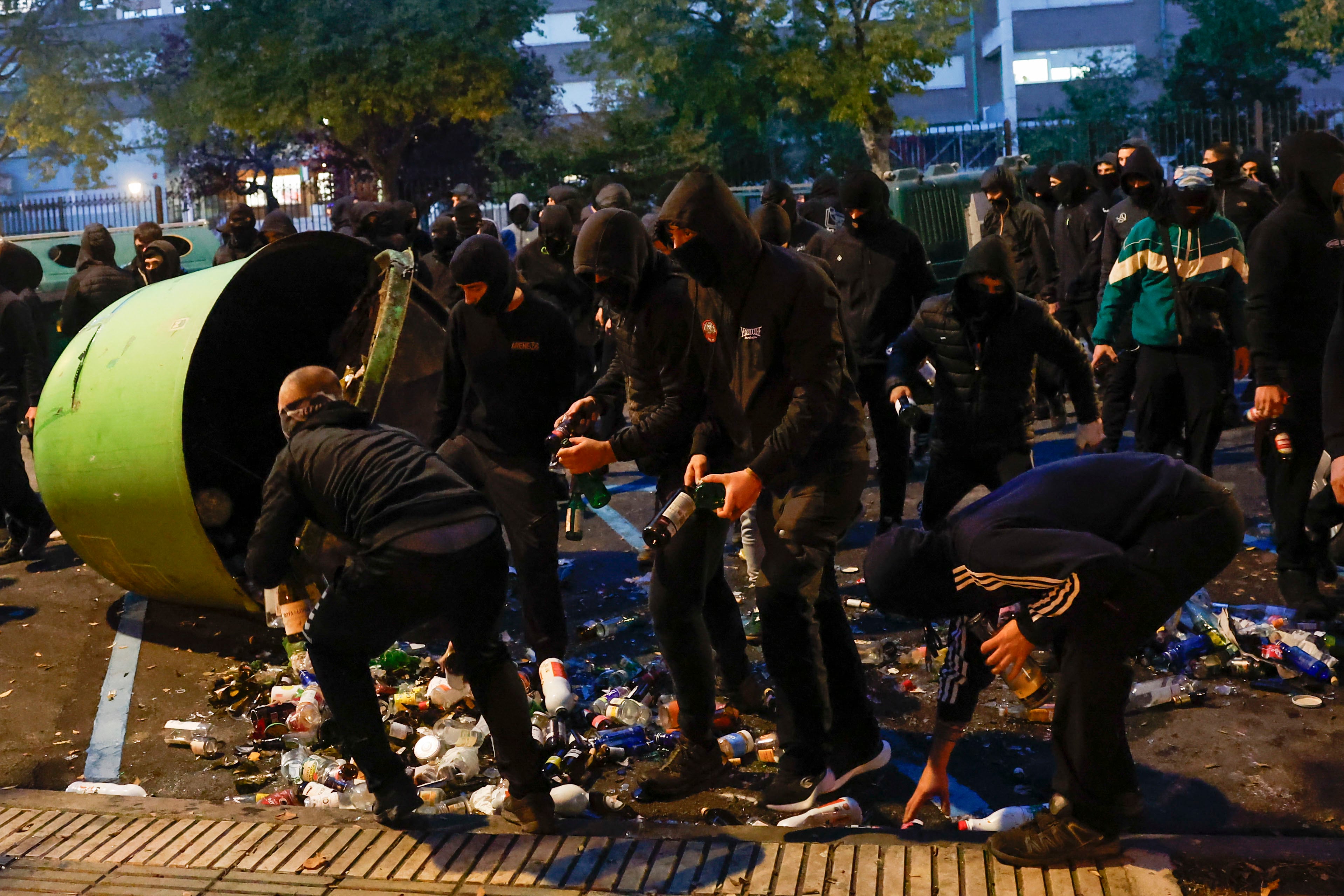 El acto convocado en el campus de la Universidad de Navarra por el activista político Vito Quiles, pese a ser finalmente suspendido, ha provocado enfrentamientos en el mismo recinto universitario y posteriormente en las calles de Pamplona