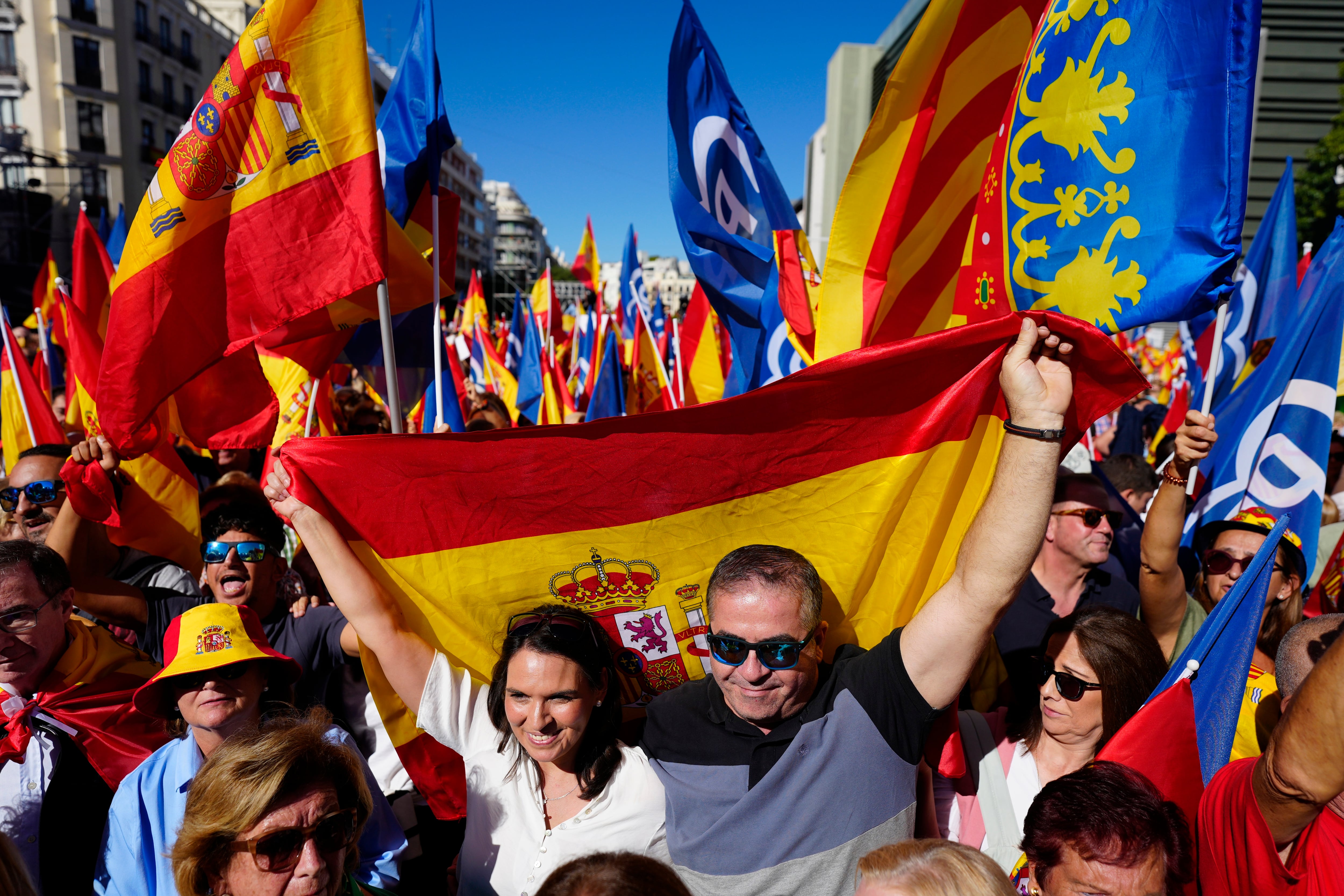 Asistentes al acto del PP celebrado en la plaza de Felipe II en defensa de la igualdad de todos los españoles, este domingo en Madrid.