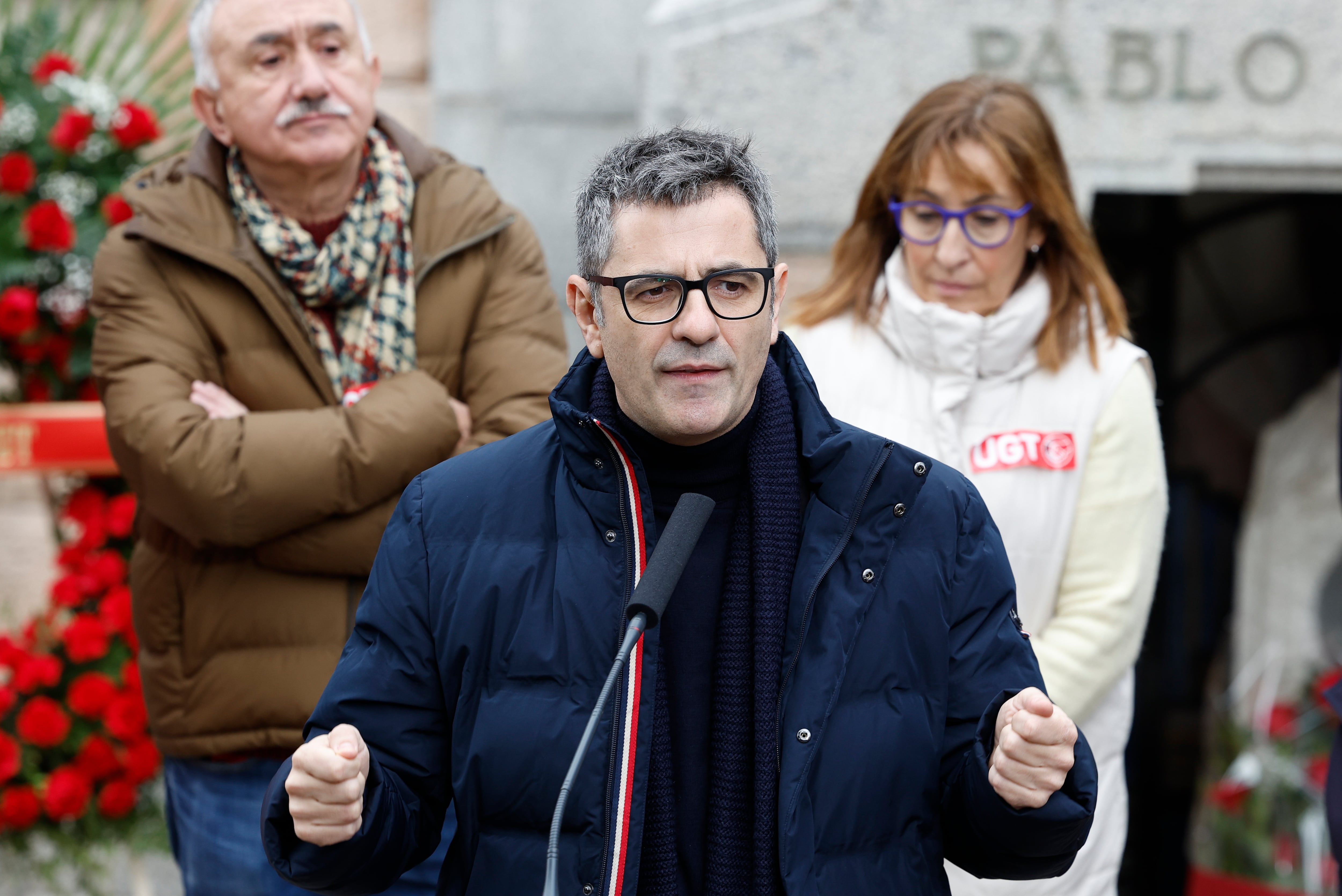 El ministro de la Presidencia, Justicia y Relaciones con las Cortes, Félix Bolaños (c), y el secretario general de UGT, Pepe Álvarez (i), durante el acto de homenaje a Pablo Iglesias Posse, fundador de la UGT y el PSOE, en el 98 aniversario de su fallecimiento, este sábado en el Cementerio Civil de Madrid. EFE/ Chema Moya