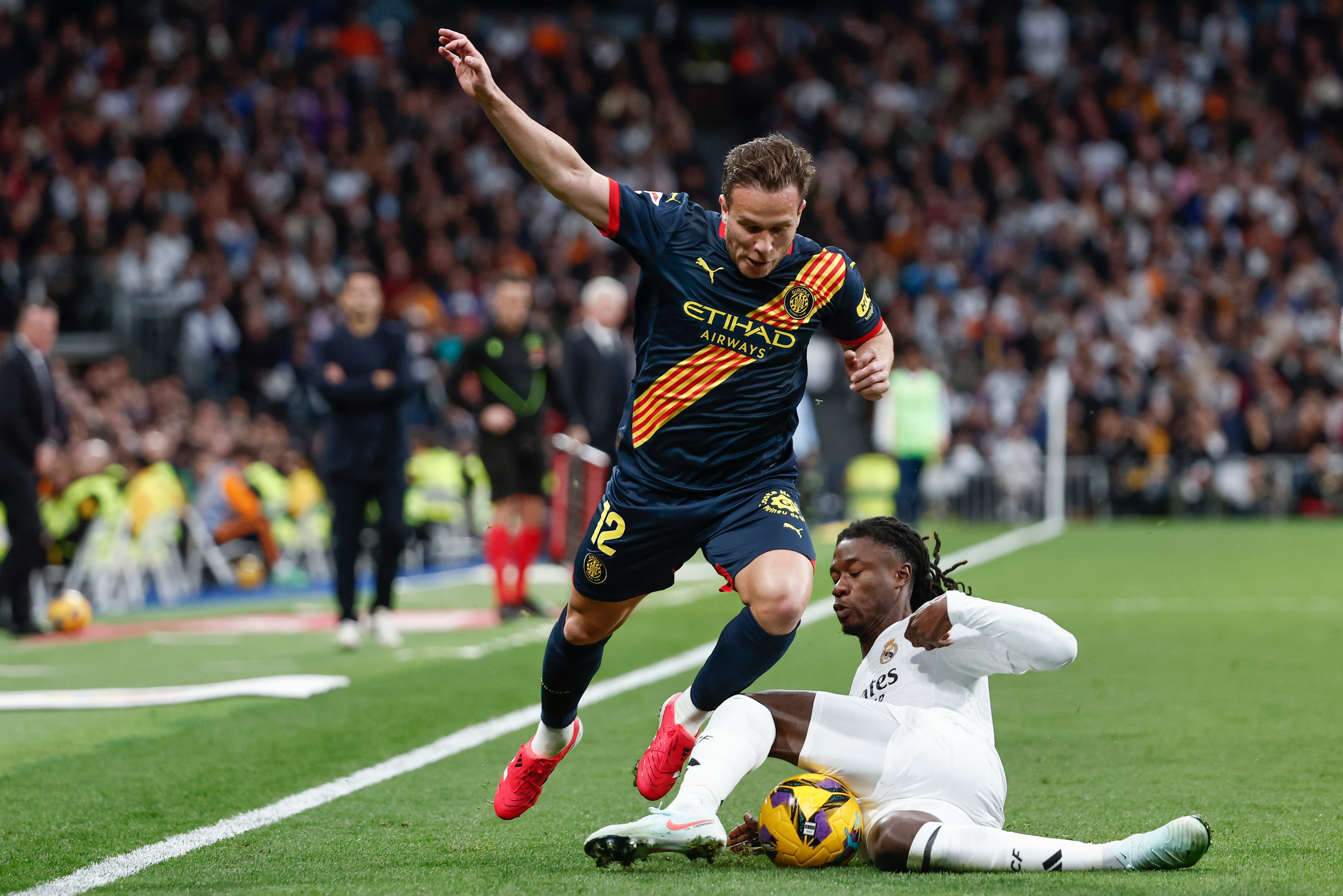 Eduardo Camavinga controla el balón ante Arthur Melo