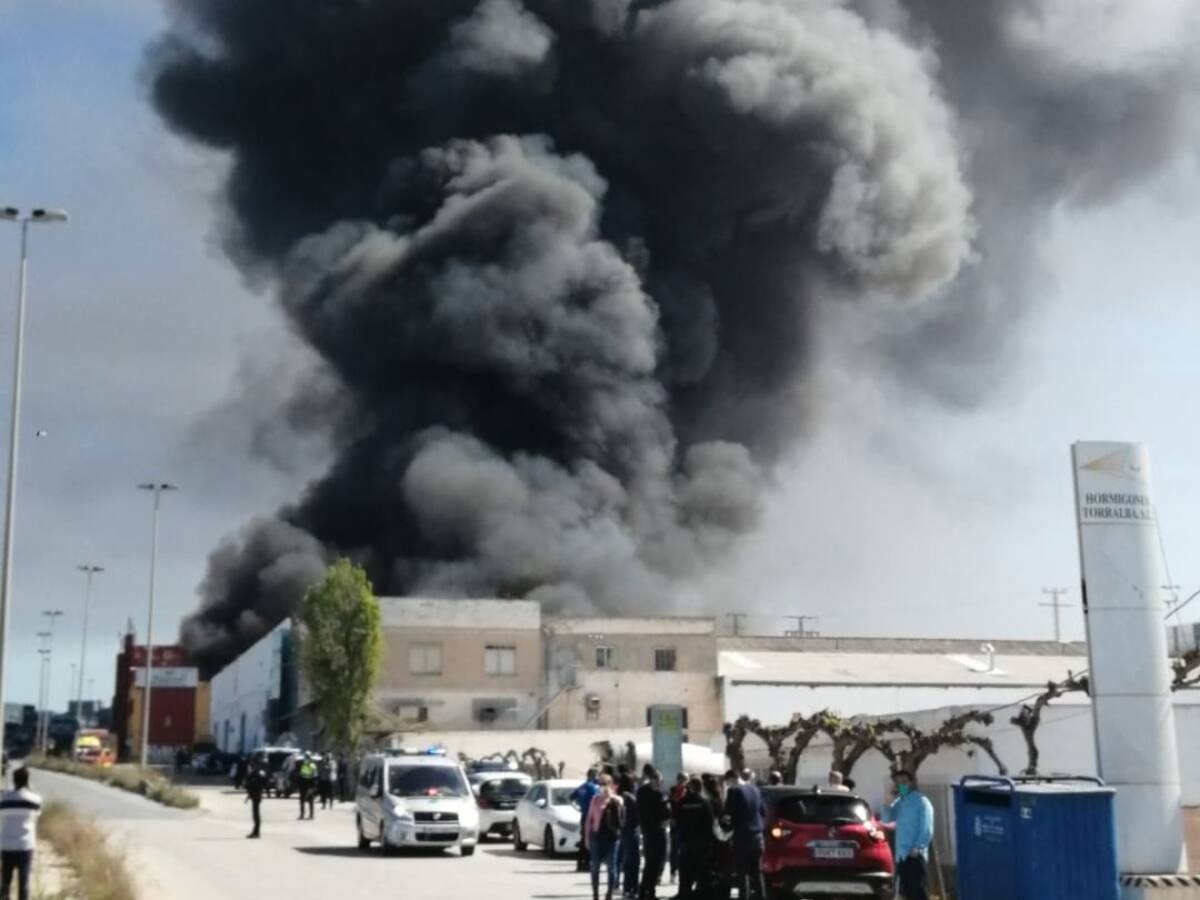 Los bomberos consiguen perimetrar el incendio declarado en un almacén de Molina