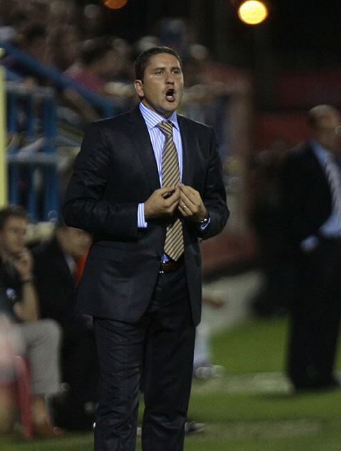 Juan Carlos Garrido, entrenador del Villarreal B, da órdenes a sus jugadores