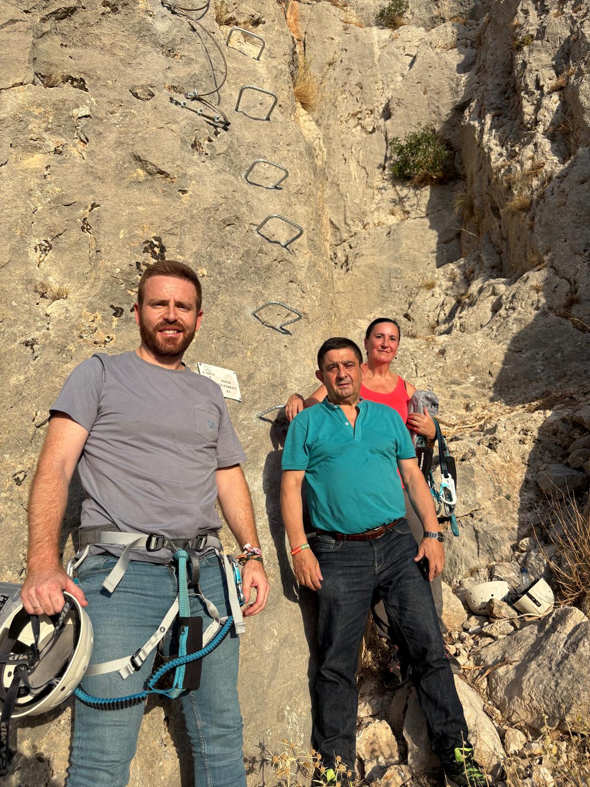 Alcalde, presidente y concejala en el acceso a la Vía Ferrata de Bedmar