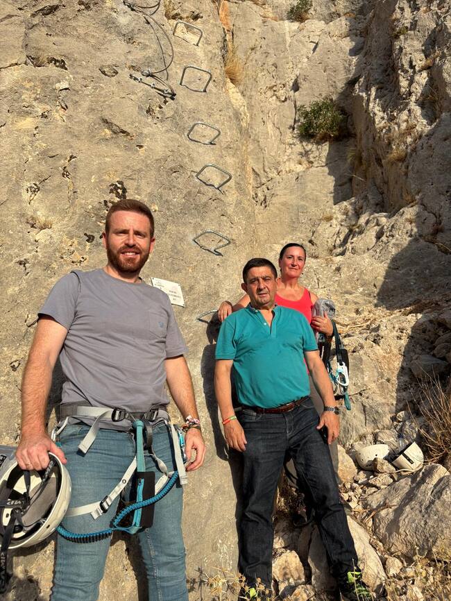 Alcalde, presidente y concejala en el acceso a la Vía Ferrata de Bedmar
