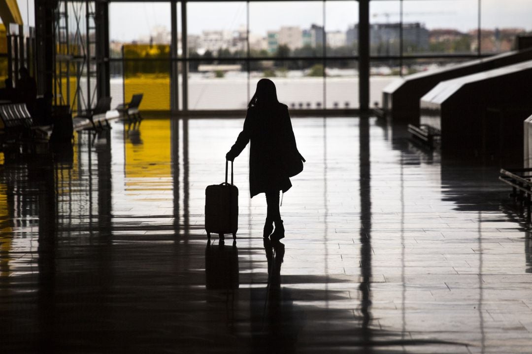 Una mujer con una maleta en el aeropuerto de Madrid-Barajas Adolfo Suárez