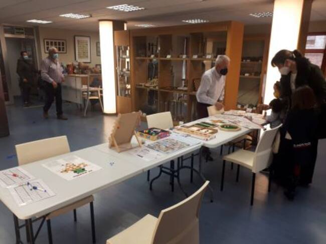 Los responsables del centro junto a varios visitantes de distintas generaciones.
