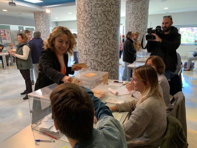 Marta Martín ha votado en el Centro Comunitario Playas de Alicante