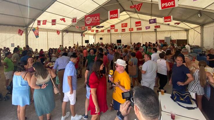 Punto de encuentro de militantes, simpatizantes y vecinos en la Caseta del PSOE durante la feria
