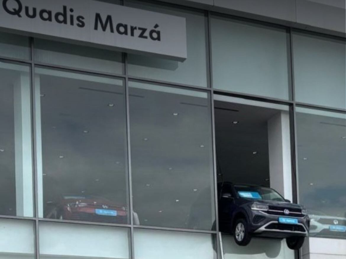 La impactante imagen de uno de los coches del concesionario empotrado en la cristalera del edificio