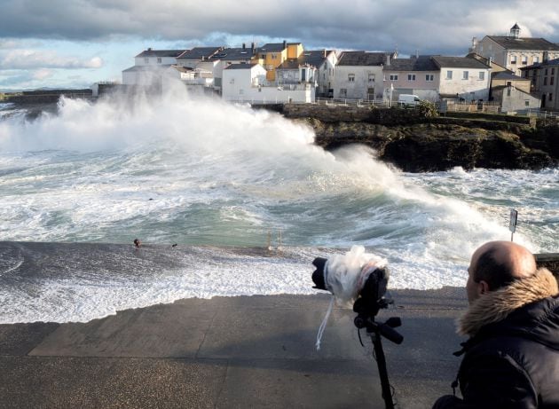 Un hombre fotografía el oleaje en Rinlo, Ribadeo.