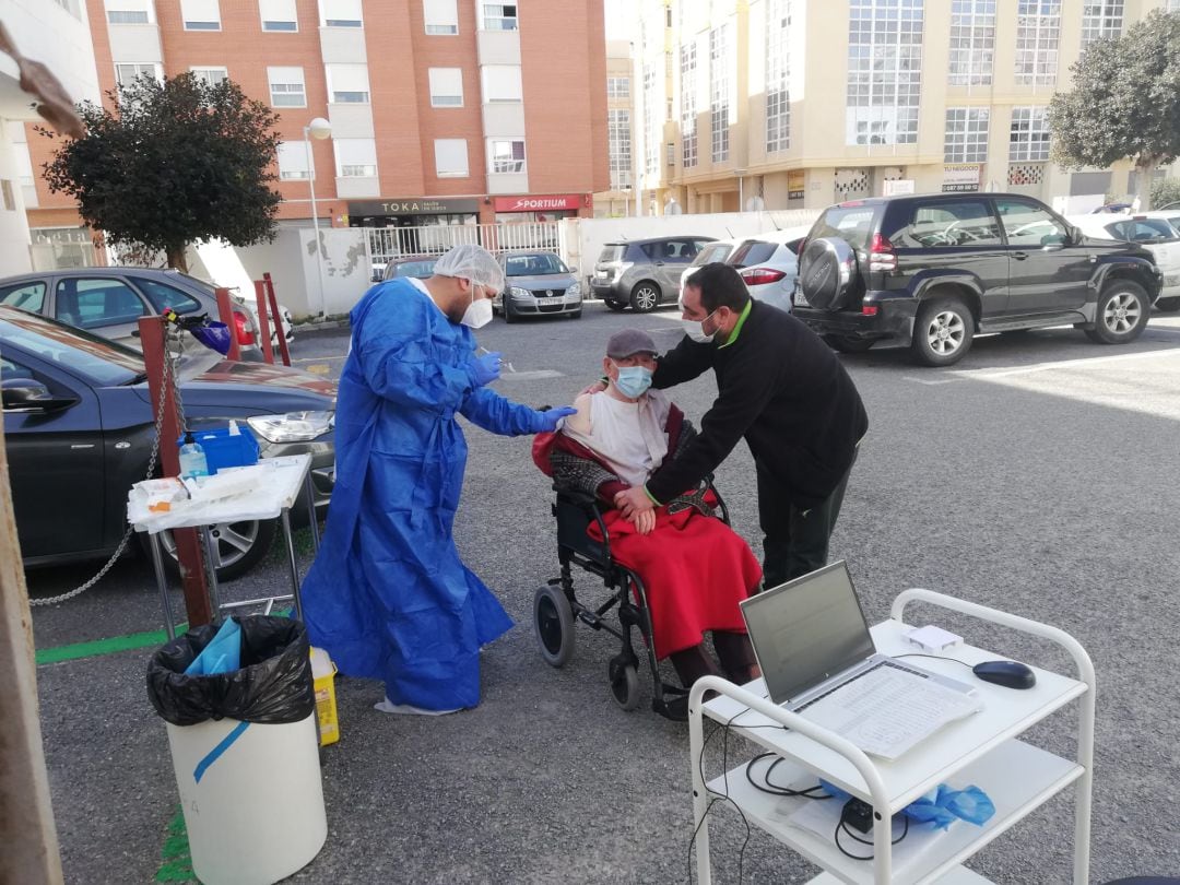 Inicio de la vacunación de las personas dependientes y mayores de 90 en Elche