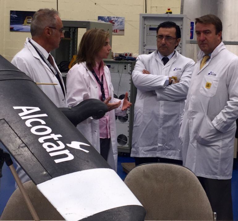 El alcalde, Jesús Moreno, visita dos empresas locales donde avanza las obras de remodelación de la zona industrial