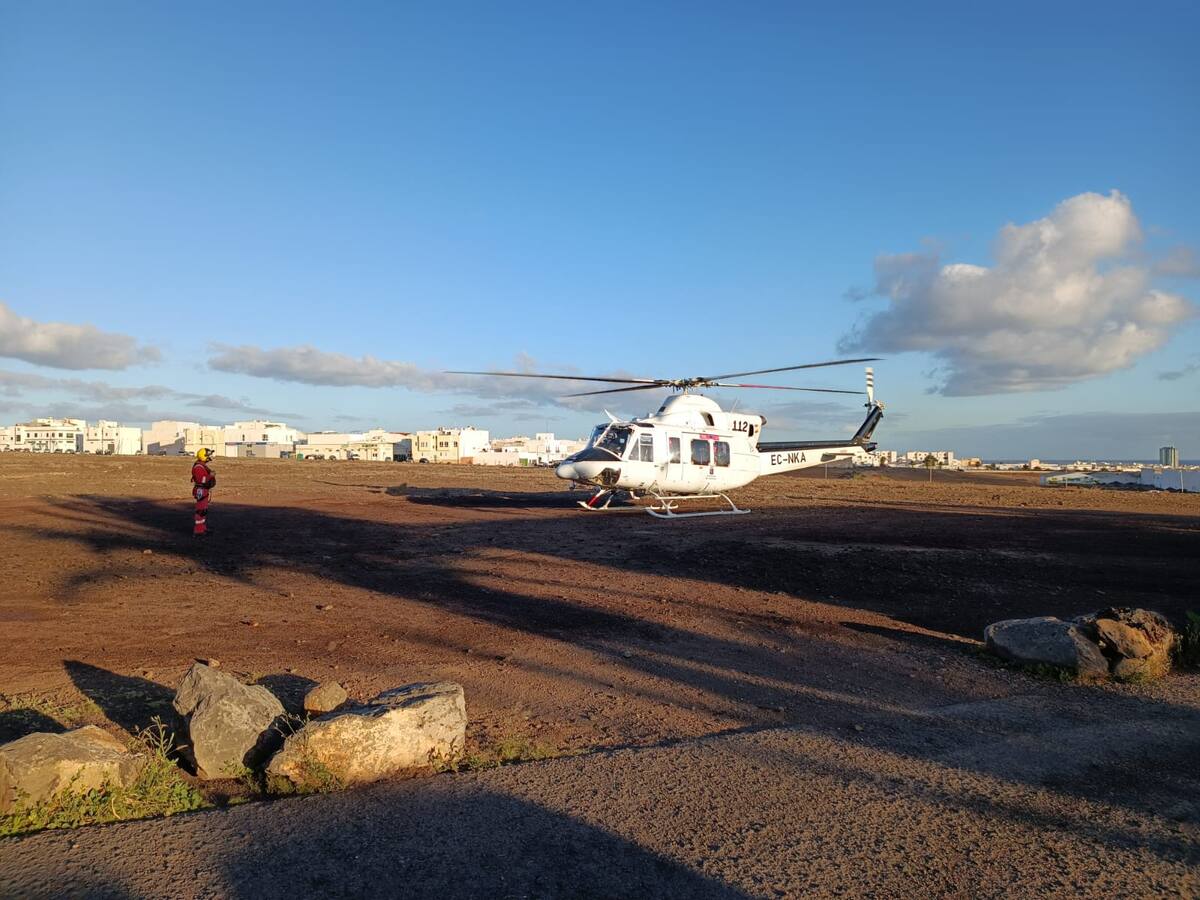Salvan la vida de un hombre que cayó al mar en Lanzarote