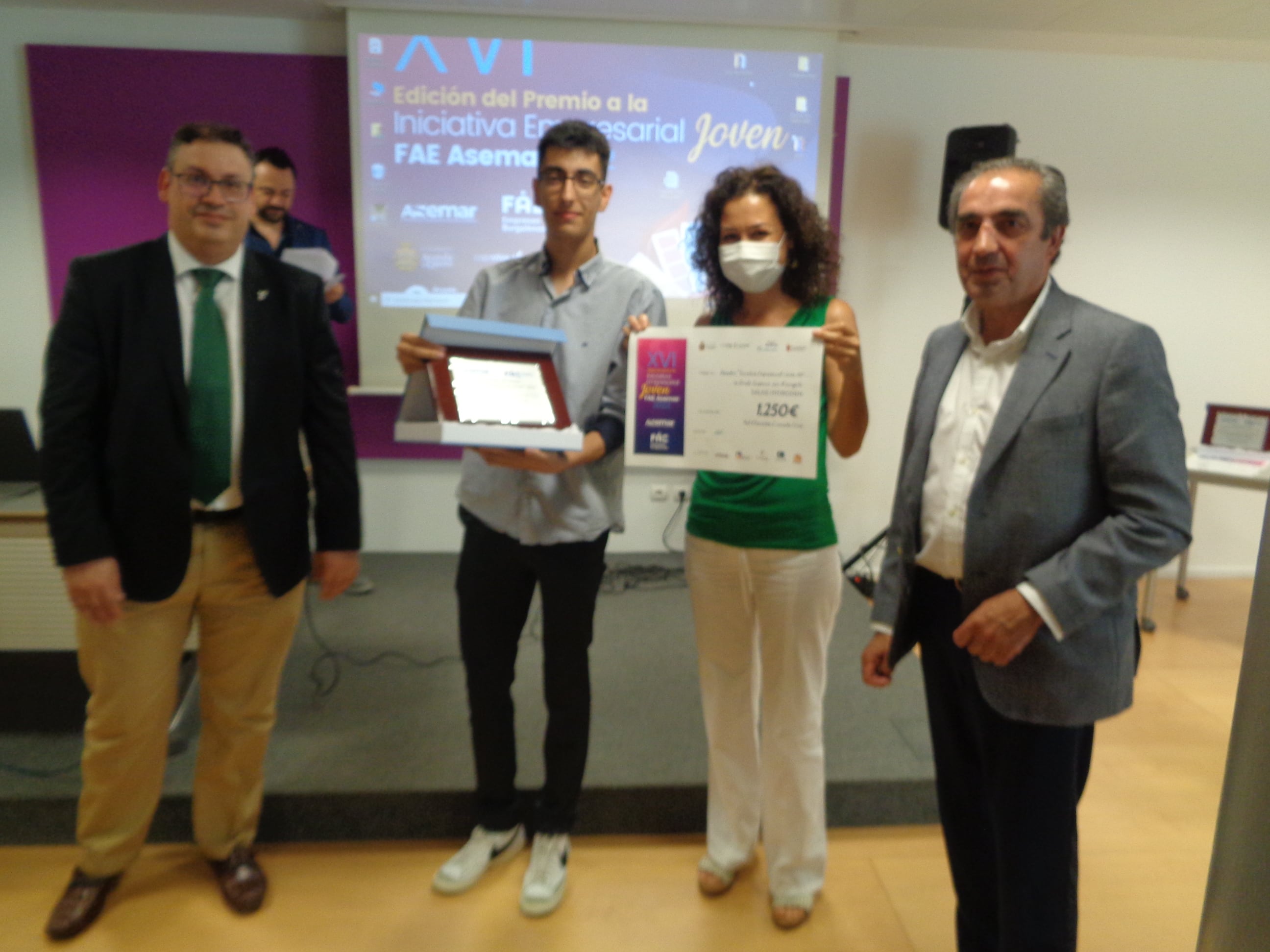 El ganador de categoría de Ciclo Superior recoge el premio acompañado de su tutora entre el diputado provincial David Colinas (dcha) y Germán Martínez, representante de Caja Viva Caja Rural