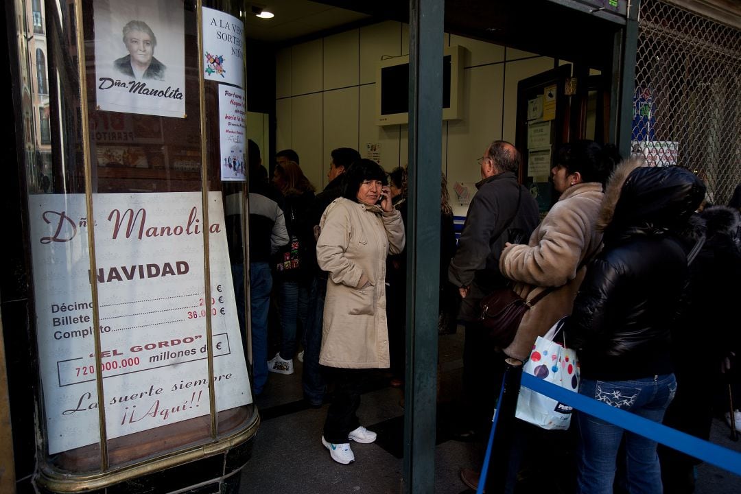 Cola en la administración de lotería de Doña Manolita en Madrid.