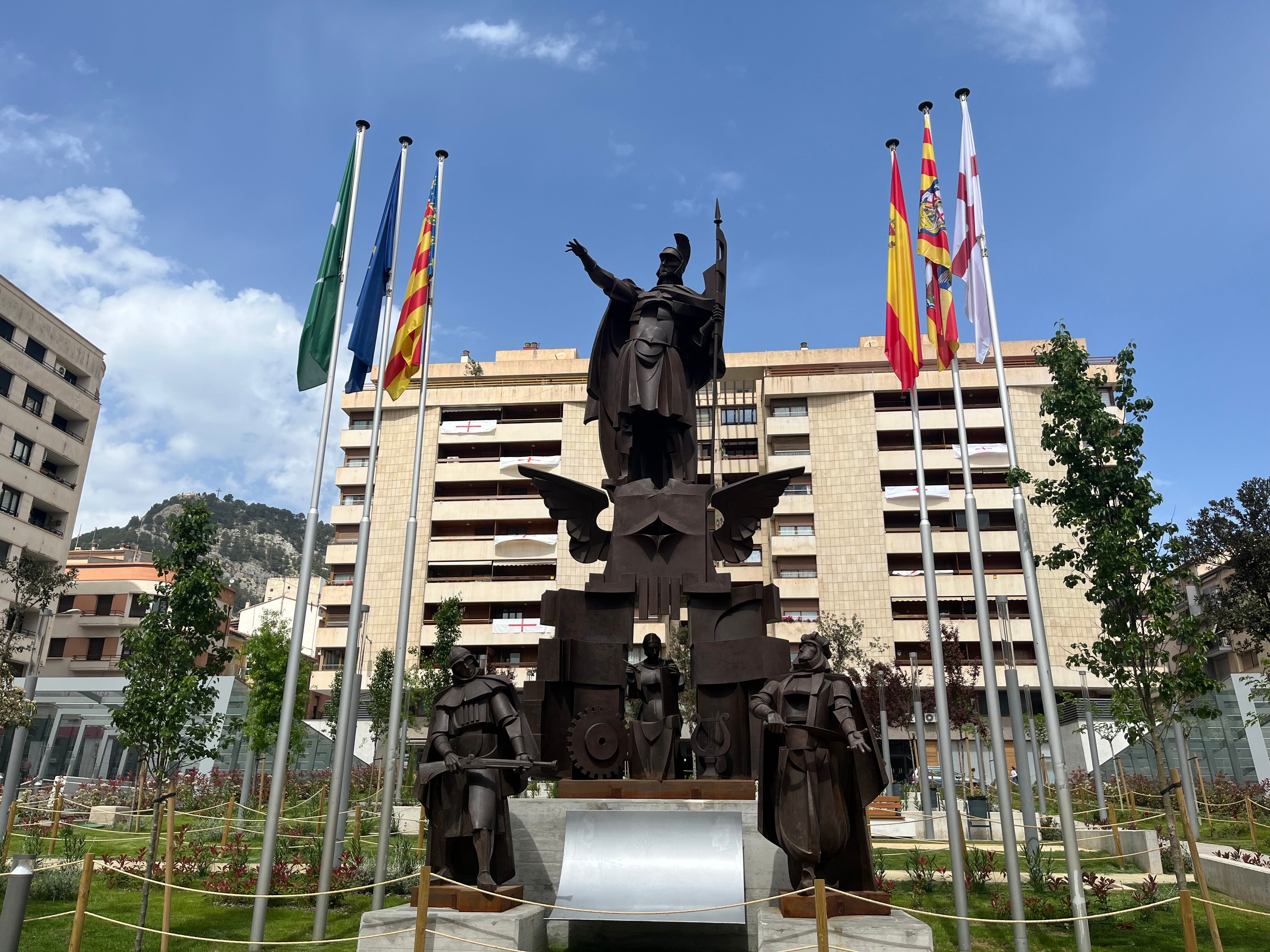 La renovada escultura de San Jorge de José Gonzalvo ya luce en la Rosaleda con las banderas mora y cristiana.