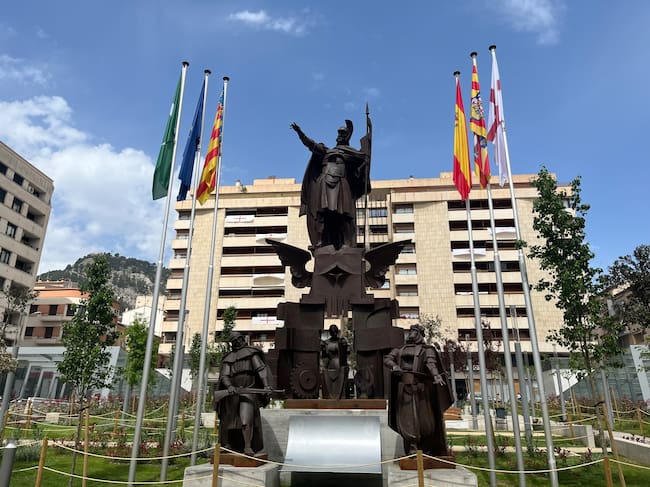La renovada escultura de San Jorge de José Gonzalvo ya luce en la Rosaleda con las banderas mora y cristiana.