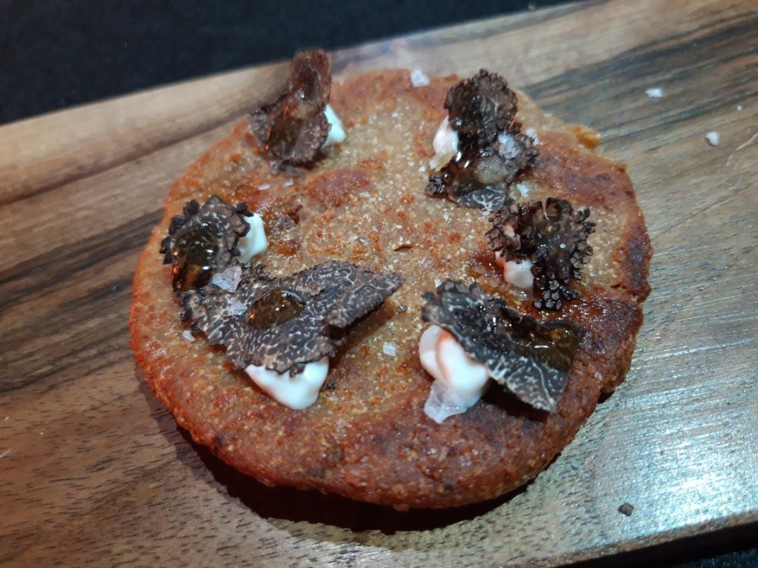 Pizza de rebozuelo, queso y trufa (La Lobita).