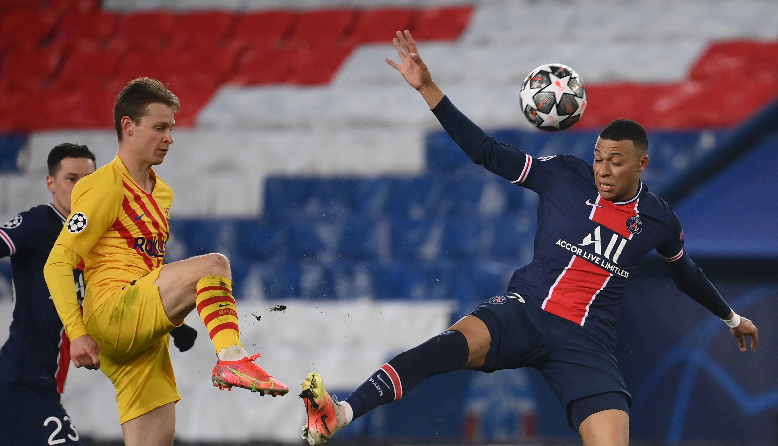 Frenkie de Jong y Kylian Mbappé, durante un PSG - Barça de Champions. (Photo by FRANCK FIFE / AFP) (Photo by FRANCK FIFE/AFP via Getty Images)