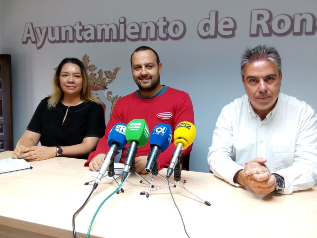 Álvaro Carreño, delegado municipal de Derechos Sociales, junto a Karla Flores, presidenta de Indeco, y José Antonio González, representante de &#039;Acción sin Fronteras&#039;.