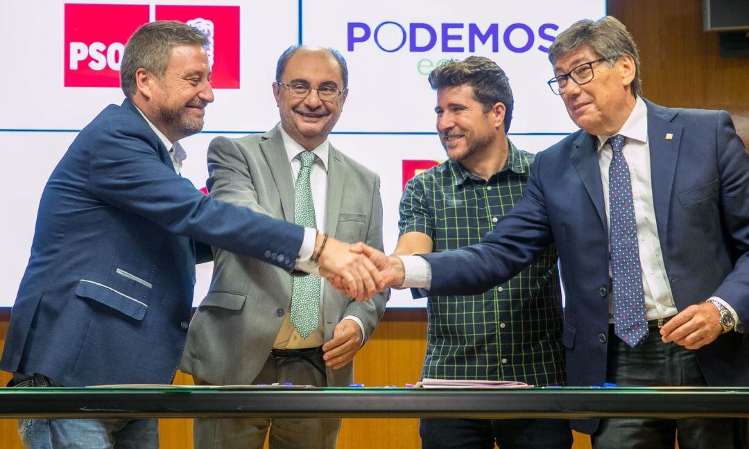 El presidente del Gobierno de Aragón, Javier Lambán (2i), y los representantes de Podemos-Equo Aragón, Nacho Escartín (2d); Chunta Aragonesista, Jose Luis Soro (i), y Partido Aragonés, Arturo Aliaga (d), firman el acuerdo de gobernabilidad para la X legislatura en Aragón. 