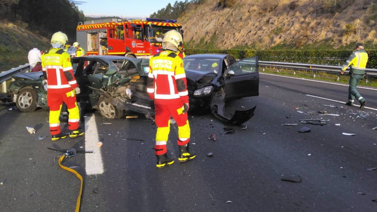 Herido un varón en un accidente de tres vehículos en la A-8 a su paso por Valdáliga