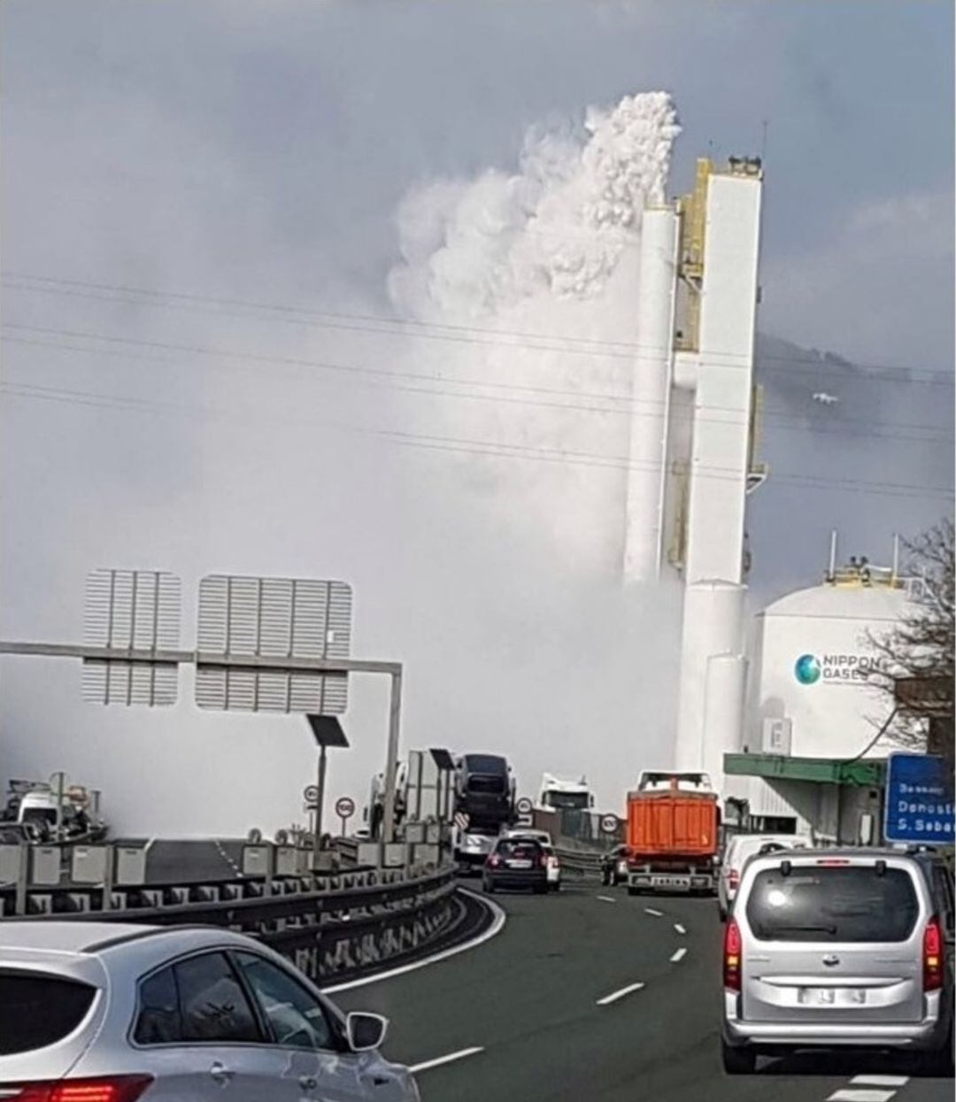 Una gran nube de arena volcánica a la altura de Olaberria dificulta la circulación por la N-1.