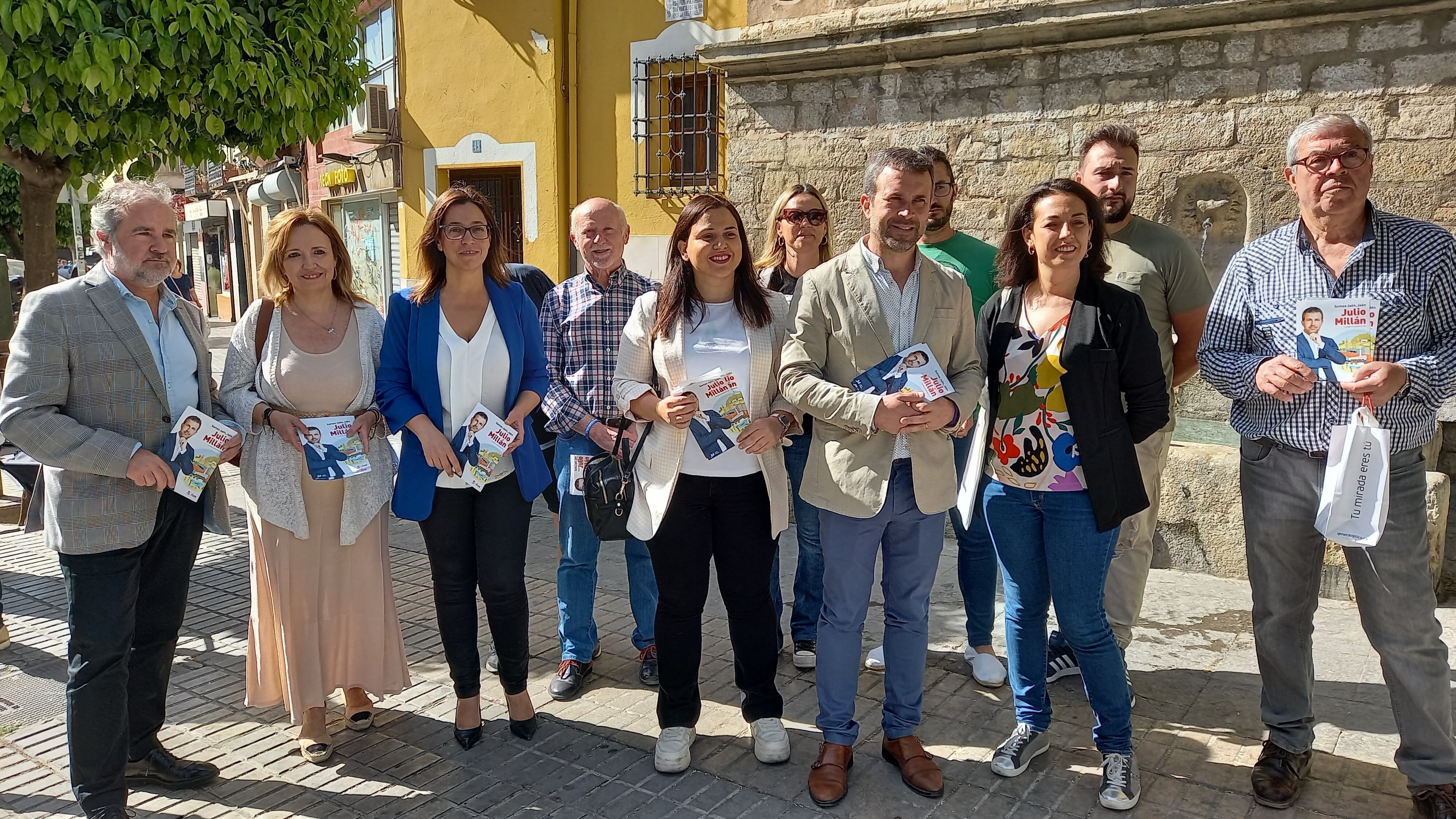 Candidatos de la lista del PSOE de Jaén antes de su paseo electoral por la calle Millán de Priego.