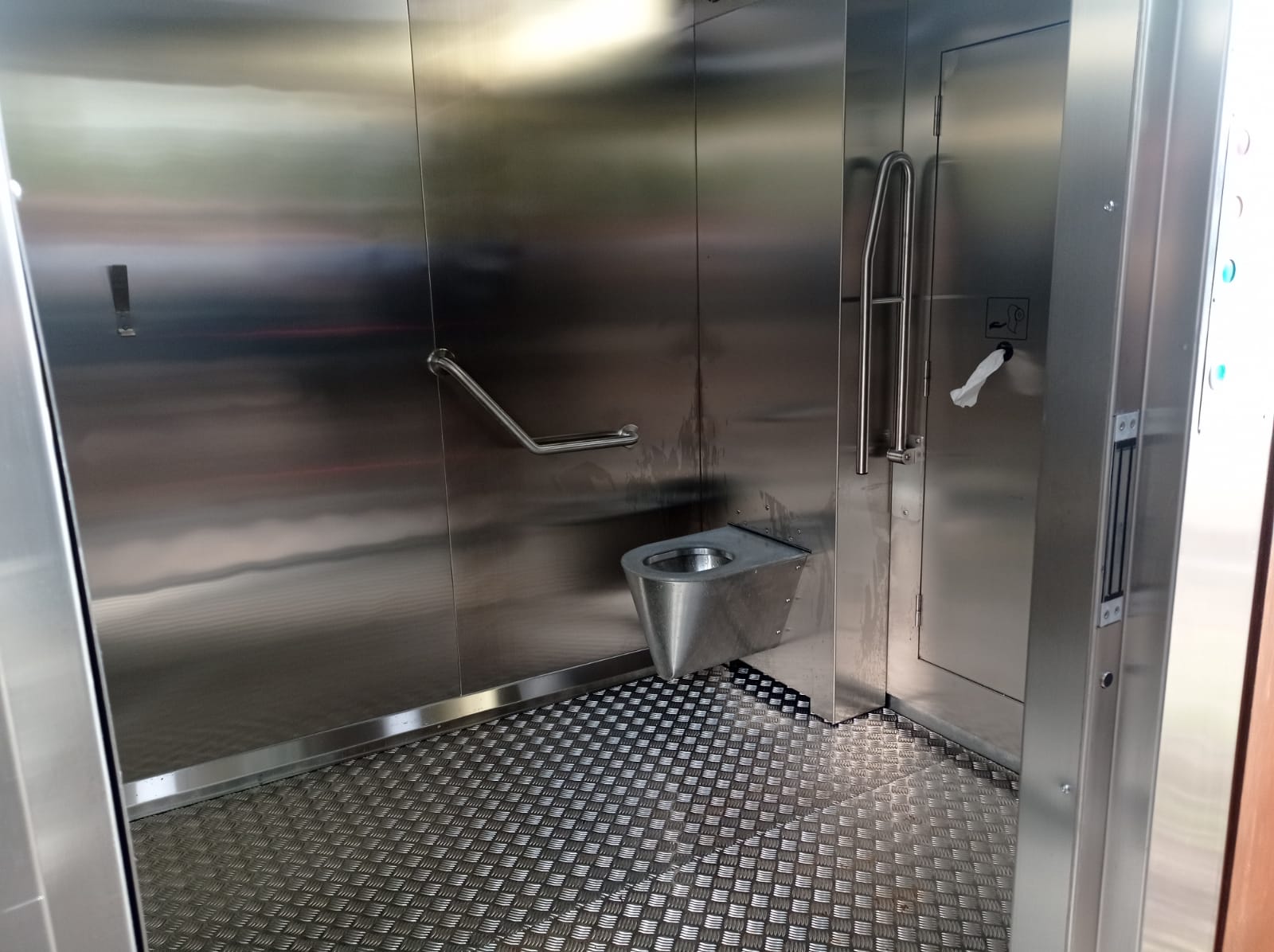 Interior del aseo autolimpiable de Talavera