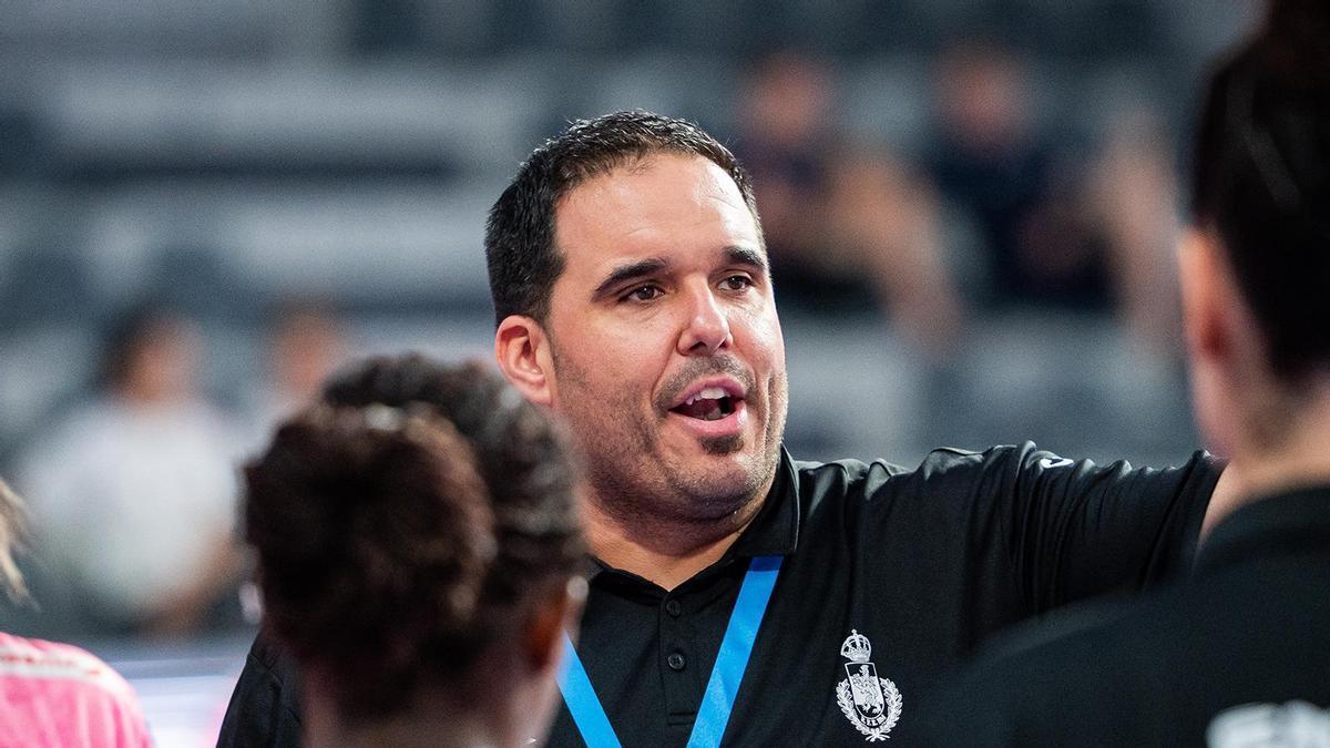 Joaquín Rocamora en un partido con la Selección Española júnior femenina