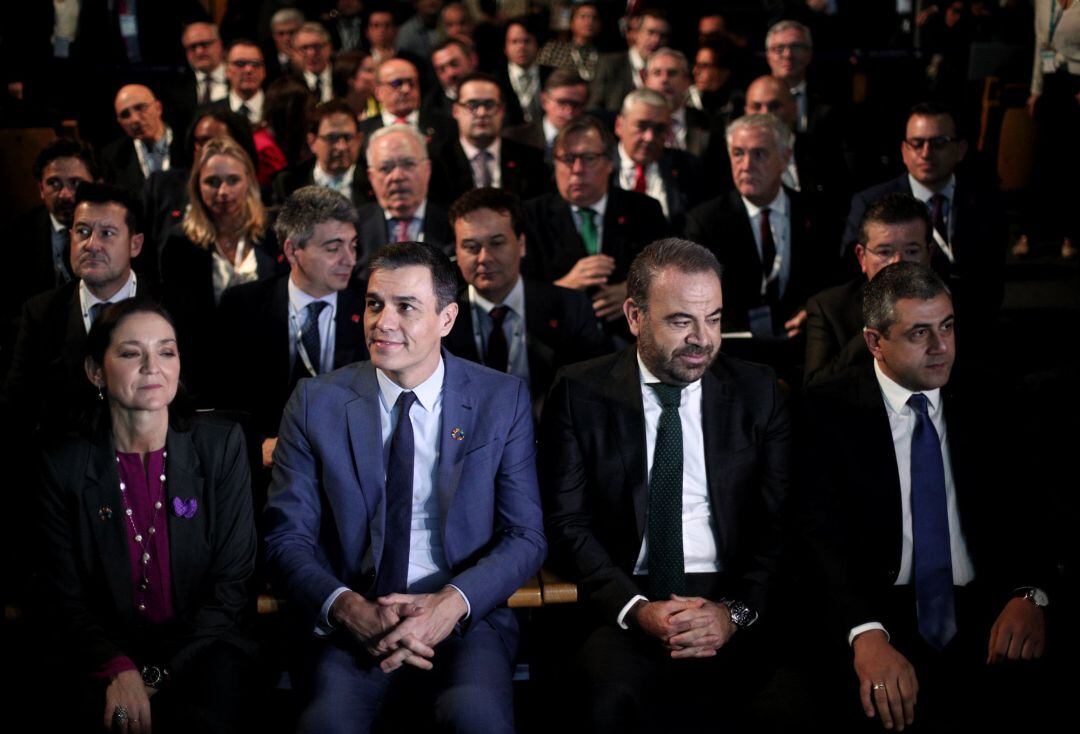  La ministra de Comercio, Industria y Tursimo, Reyes Maroto; el presidente del Gobierno, Pedro Sánchez; el presidente de Exceltur y Vicepresidente Ejecutivo y CEO de MELIA Hoteles, Gabriel Escarrer;  durante la inauguración del X Foro Exceltur, en IFEMA 
 